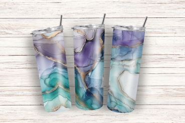 Preview: Thermobecher mit abstraktem Marmor-Design – Eleganz in Farbe (590ml) Preview: Drei Thermobecher mit einem abstrakten Marmor-Design in Türkis-, Lila- und Goldtönen, nebeneinander auf einem weißen Holzuntergrund präsentiert, mit integriertem Trinkhalm und hochwertiger Verarbeitung.